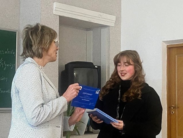 Вручення_сертифікату_про_здобуття_призового_місця,_деканом_факультету Галиною Бачинською.